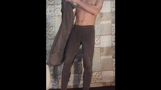 The stud strokes off shrieking and jizzing ????????????