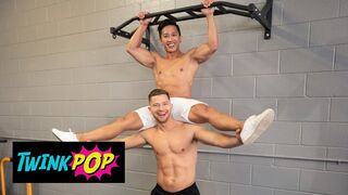 TWINKPOP - As Deacon Bench Presses In The Gym, He Deepthroats Dale's Rock-hard Pillar Before Taking His Arse