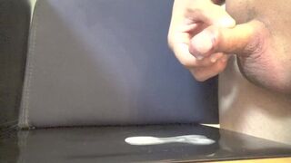 【暴発】気持ちよく初抜きのつもりが、包皮の中に指を入れほじくり中に思わずおもらし射精してしまう情けない変態早漏君。