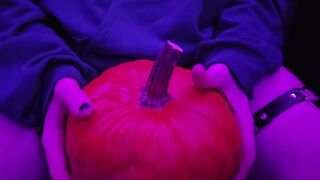 VIOLATING NEWS | YOUNGSTER DRILLS PUNPKIN AND SPUNKS ON MONITOR