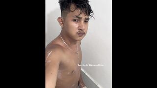 Jakol sa Cr habang naliligo, ang dami kong tam*d na nilabas hehe