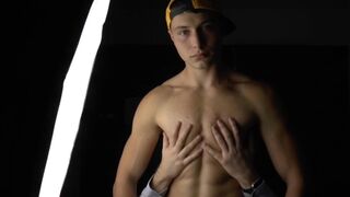 EastBoys.com: Rubdown on web-webcam together with muscle gay-for-pay