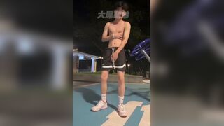 Queer Pinch: Japanese fellow faps on public place
